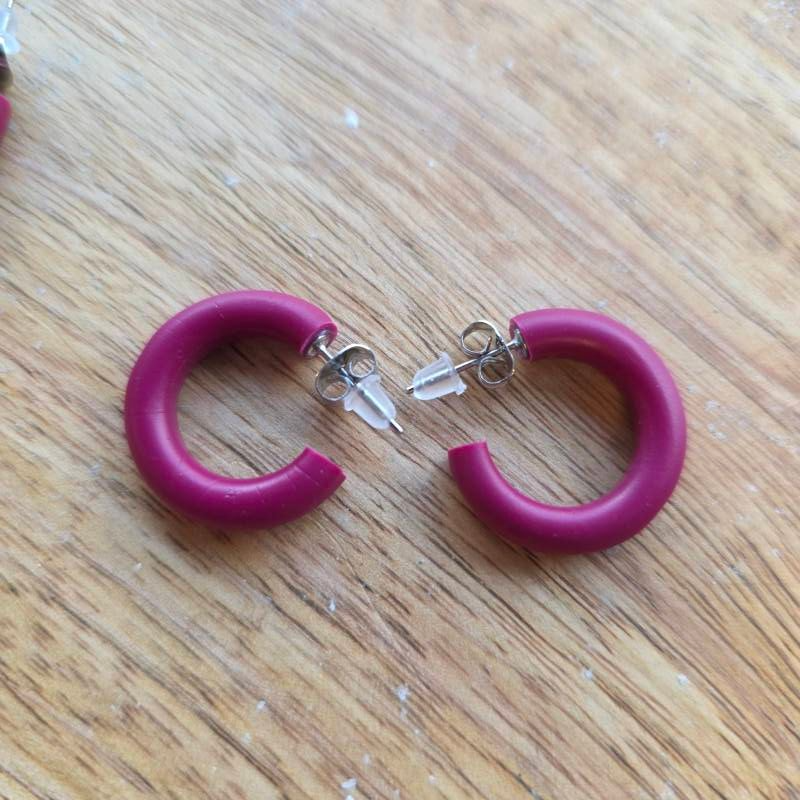 Hoops S ~ bordeaux hoepeloorbellen uit polymeerklei