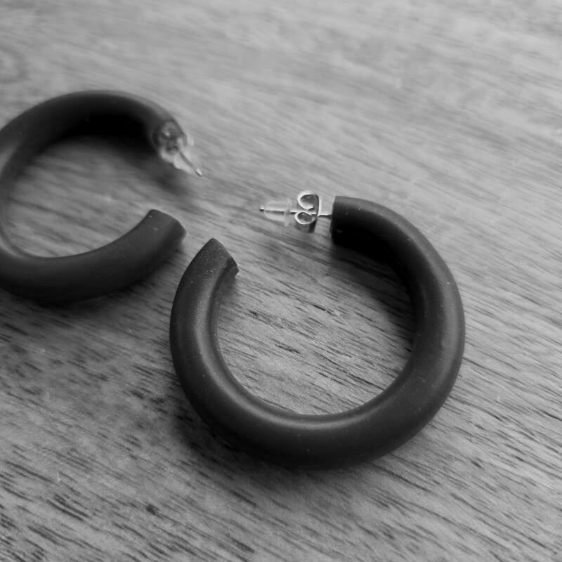 Hoops M ~ zwarte hoepeloorbellen uit polymeerklei