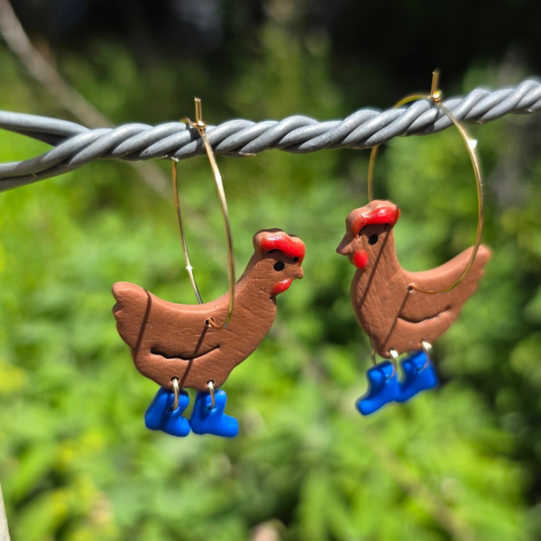 Dottie kip met laarsjes ~ speelse oorbellen