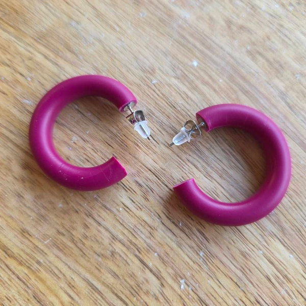 Hoops M ~ bordeaux hoepeloorbellen uit polymeerklei