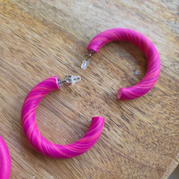 Hoops L ~ gestreepte roze hoepeloorbellen uit polymeerklei