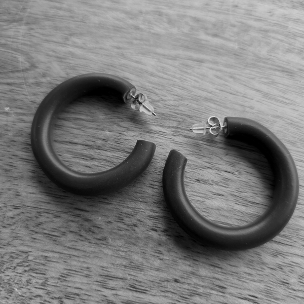 Hoops L ~ zwarte hoepeloorbellen uit polymeerklei