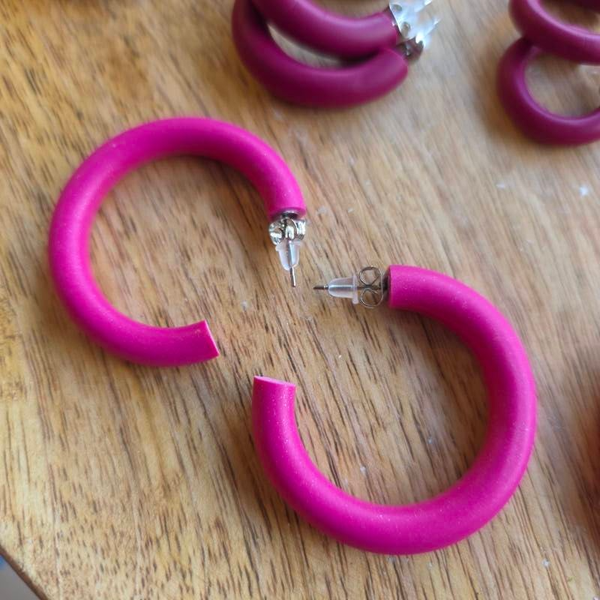 Hoops L ~ magenta hoepeloorbellen uit polymeerklei