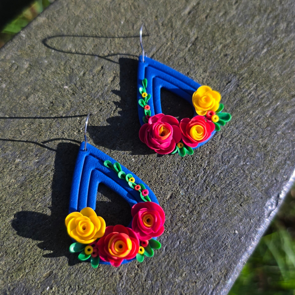 Floral oorbellen ~ rozen in felle kleuren | model Droppe XL