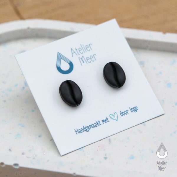 Koffieboon studs ~ zwarte oorstekers voor de koffielover