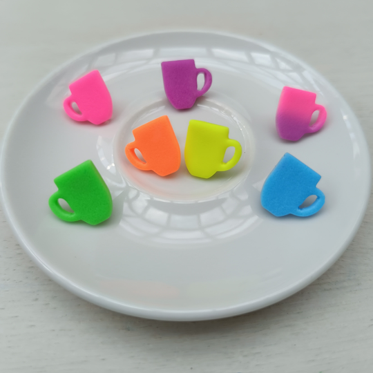 Koffiekopje of theemok studs ~ neon oorstekers