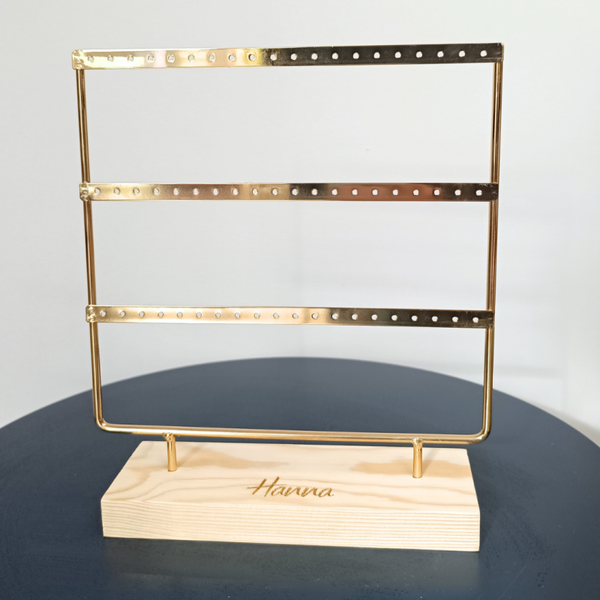 Gepersonaliseerd oorbellenrekje in metaal met houten voet