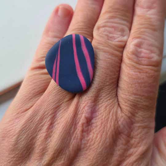 Ring Ylva navy roze ~ verstelbare ring uit stainless steel met klei