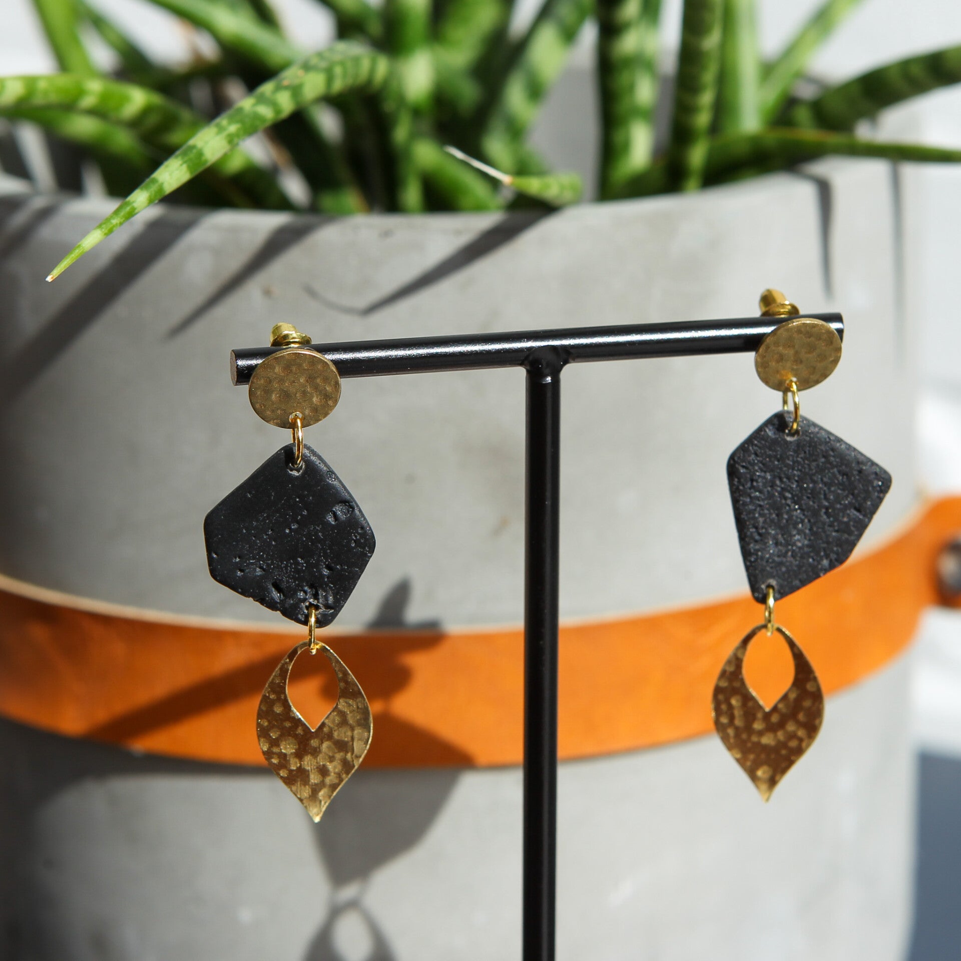 Sten & messing ~ lavasteen