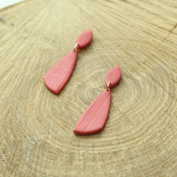 Swan oorbellen ~ koraal streepje