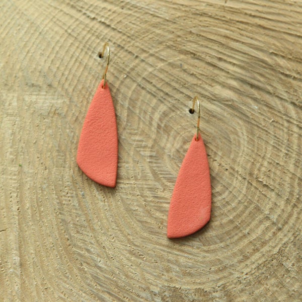 Swan oorbellen ~ koraal