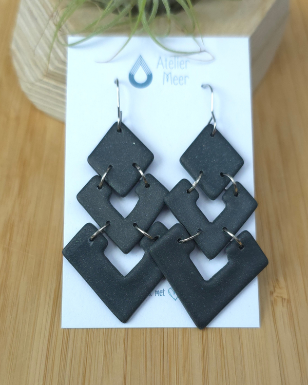 Torget Triple antraciet ~ lichtgewicht statement oorbellen