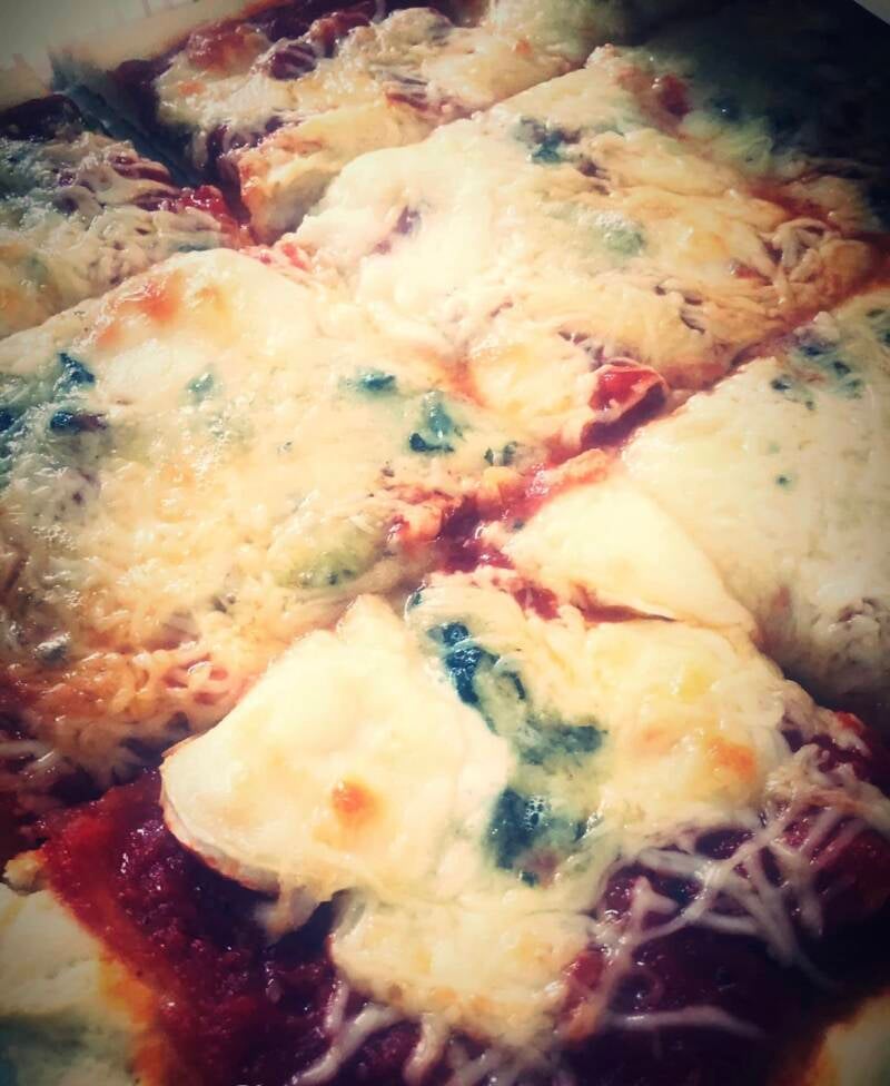 Les Pizzas sont confectionnées Maison, avec des ingrédients de choix et une parfaite cuisson en plus de sa généreuse taille XL de 40/30 cm.  Laissez vous séduire par nos pizzas traiteurs Maison.