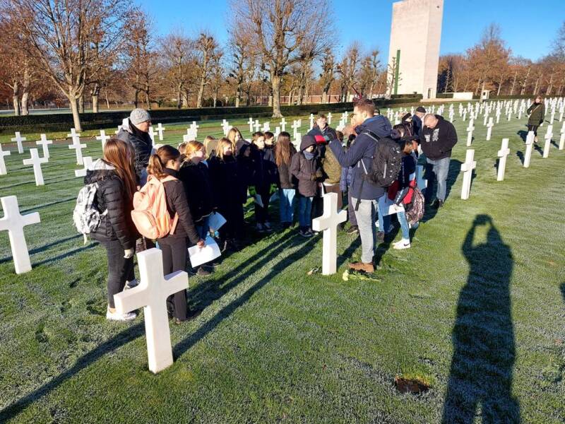 Jori Videc en leerlingen tijdens een rondleiding op de Amerikaanse Begraafplaats in Margraten / Jori Videc and students during a guided tour at the Netherlands American Cemetery and Memorial in Margraten