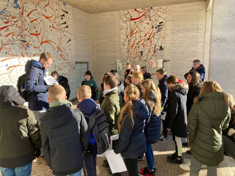 Jori Videc en leerlingen tijdens een rondleiding op de Amerikaanse Begraafplaats in Margraten / Jori Videc and students during a guided tour at the Netherlands American Cemetery and Memorial in Margraten