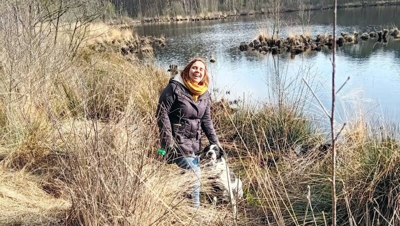 genieten van een wandeling met de hond in de zon