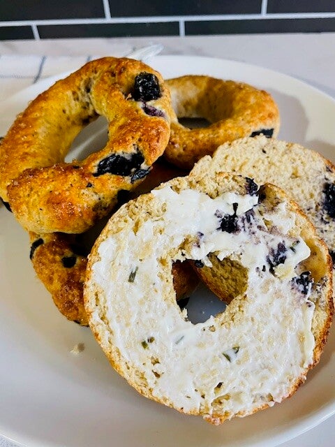 Blueberry Protein Bagels / Breads & Doughs / RECIPES | dontweightup