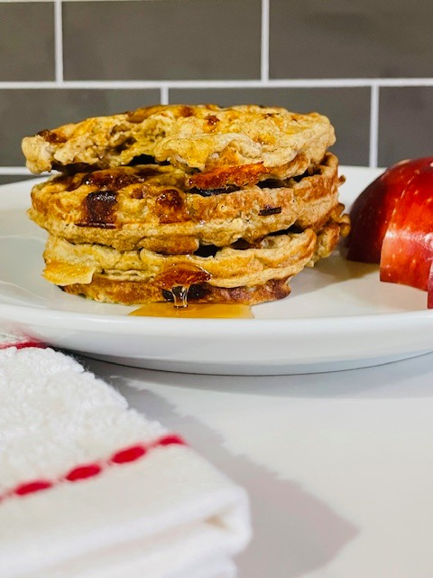 Instant Oat Waffles - Apple & Cinnamon / Dished with Dash / RECIPES | dontweightup