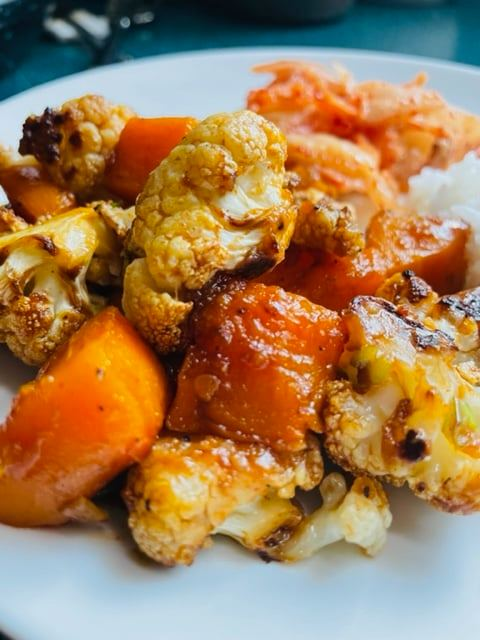 Sweet & Spicy Roasted Cauliflower & Butternut Squash / Appetizers & Sides / RECIPES | dontweightup