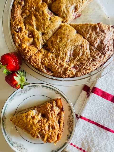 Strawberry Breakfast Cake / Breakfast / RECIPES | dontweightup