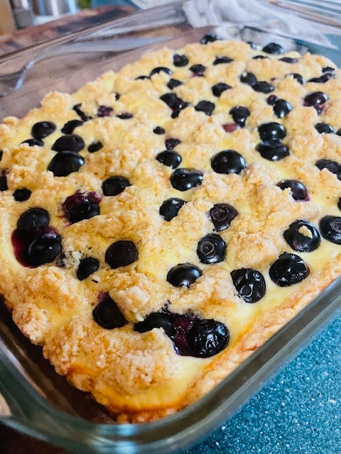 Cake Mix Crumble Berry Cream Bars / Bars, Balls, Muffins & Rolls / RECIPES | dontweightup