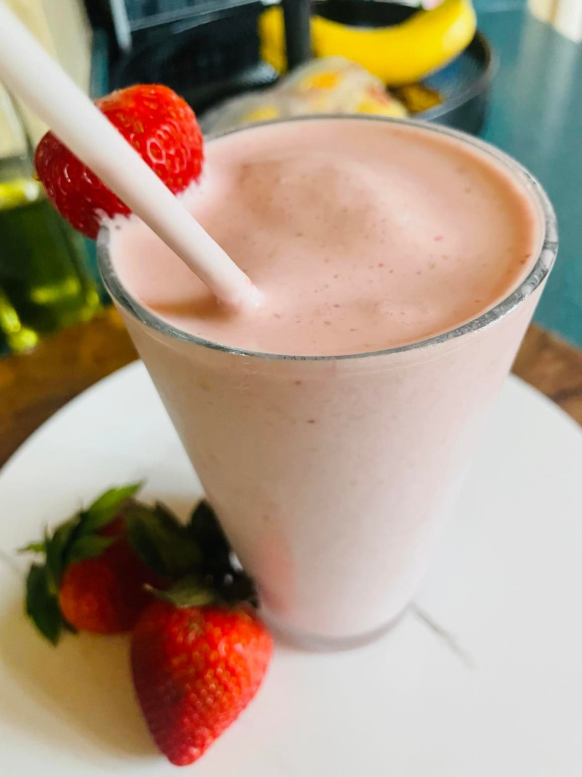 Strawberry Protein Smoothie / Beverages / RECIPES | dontweightup