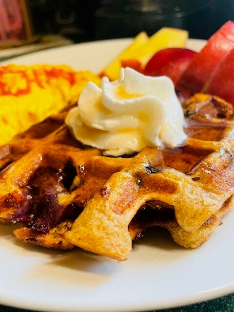 Blueberry Protein Cinnamon Waffles / Pancakes, Waffles & French Toast / RECIPES | dontweightup