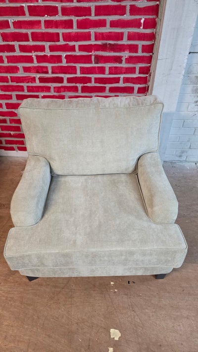 WILSON upholstered arm detail