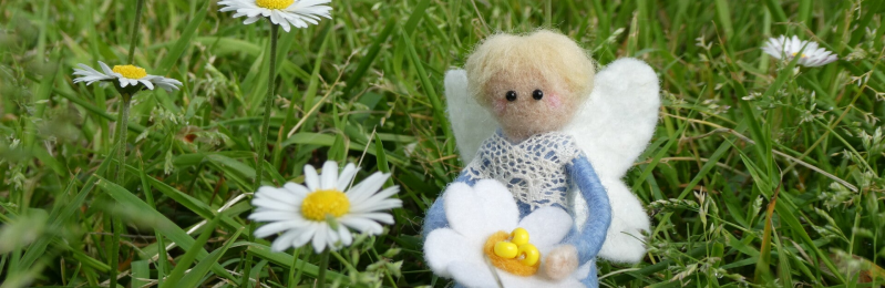 Wollen elfje tussen de madeliefjes - Wol & Lavendel - Naaldvilt