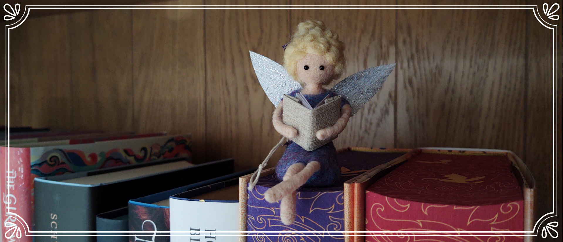 Wol & Lavendel - Handgemaakt wollen elfje in boekenkast, boekenkastelfje