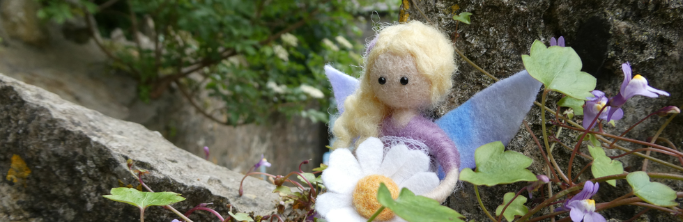 Wol & Lavendel - Boekenkastelfje Hasse. Handgemaakt, wol, elfjes, magie, cadeau