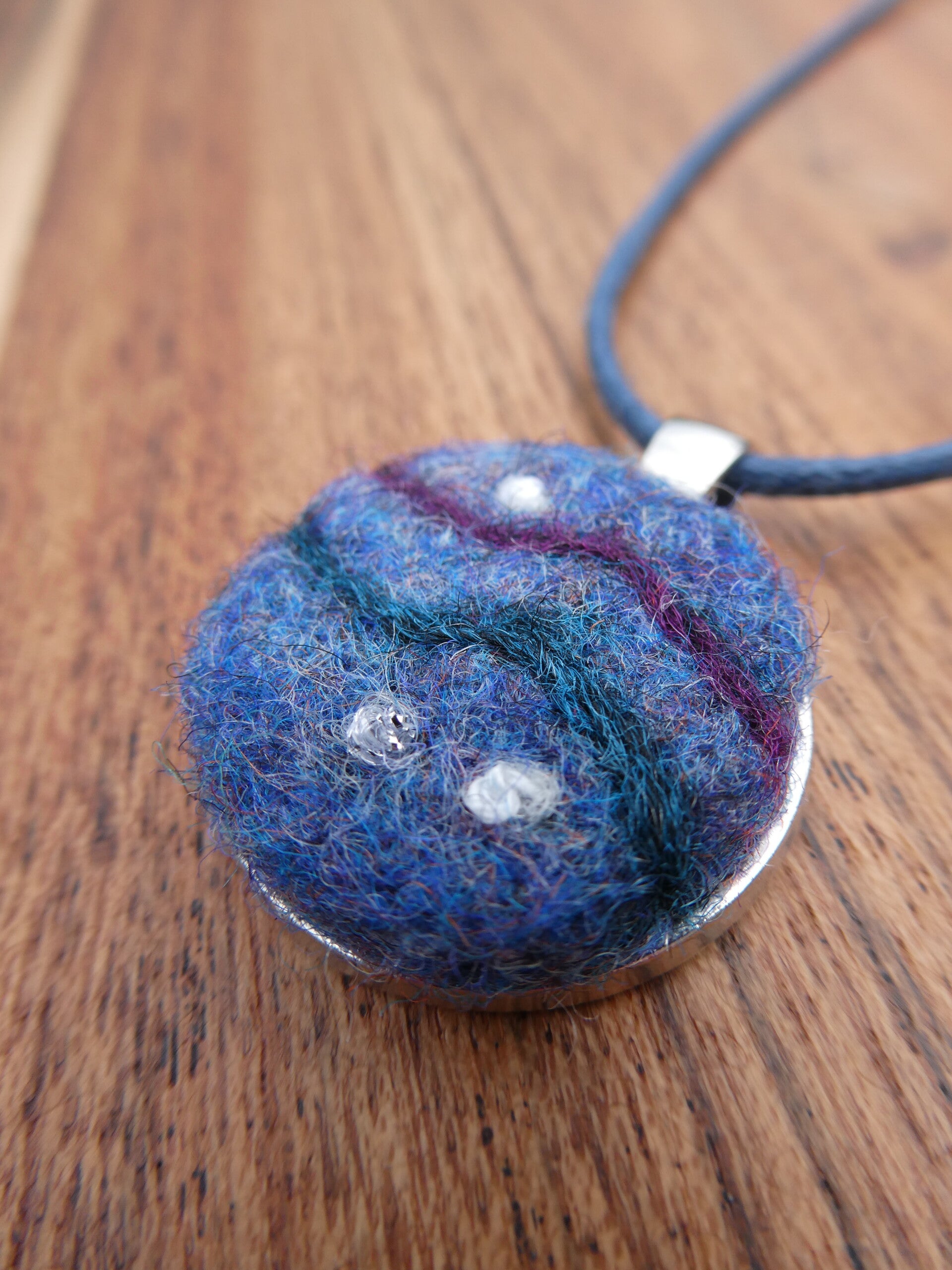 Blauwe wollen kettinghanger - Wol & Lavendel