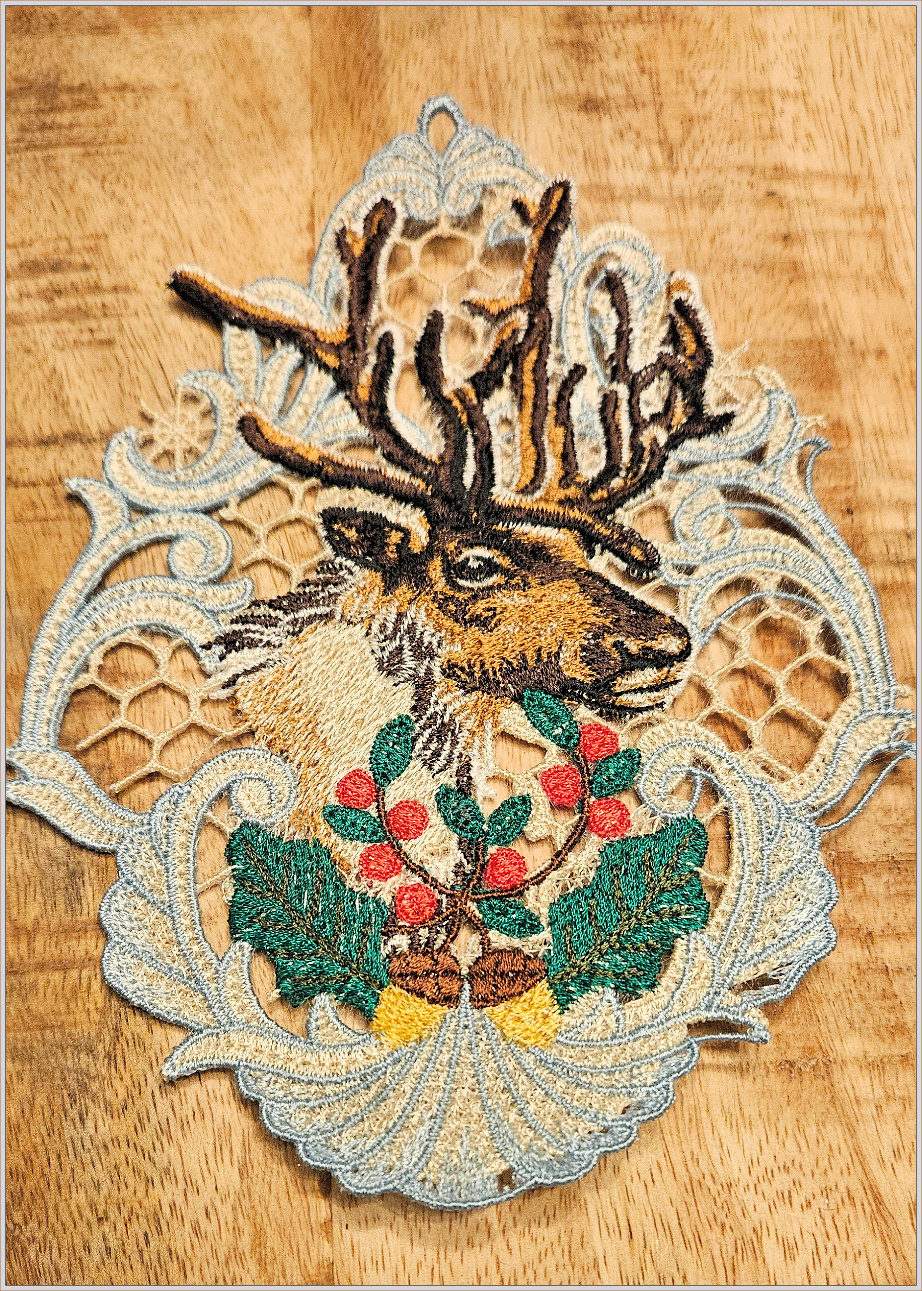 🦌 Décoration de Noël brodée – Renne élégant (FSL)