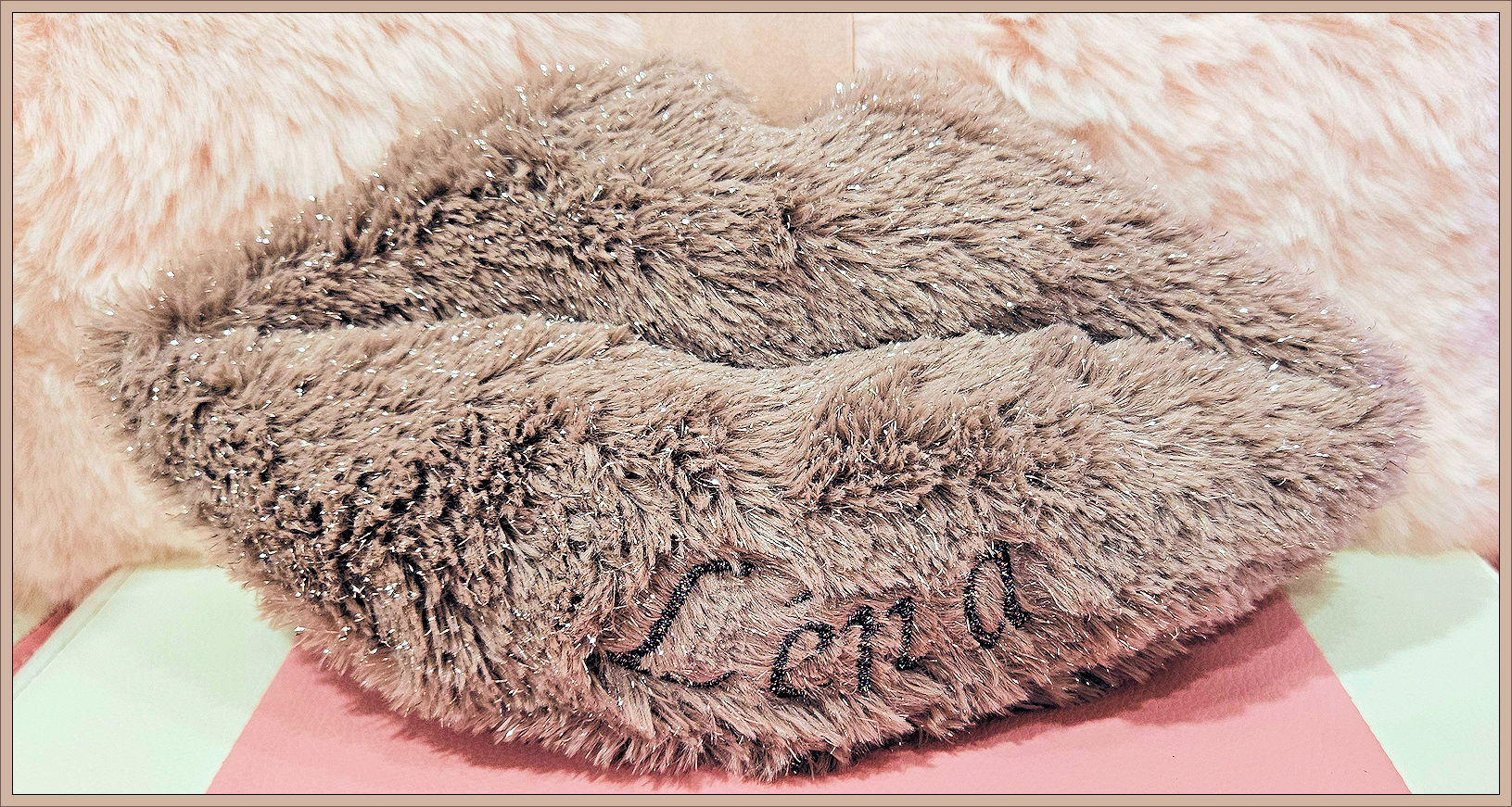 💋 Petit coussin lèvres – Douceur glamour & esprit cocooning