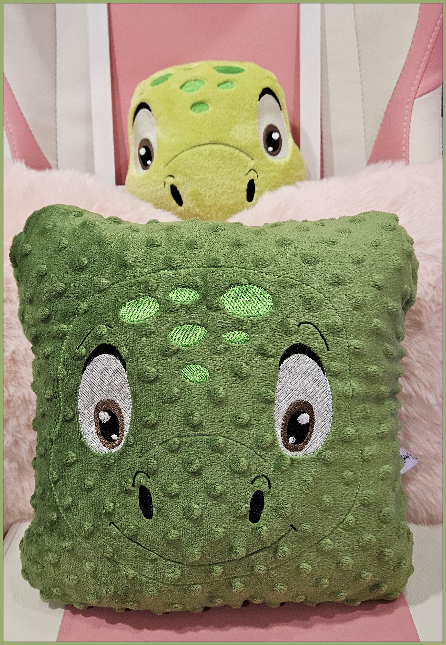 🦖 Coussin dinosaure – Douceur Minky & esprit ludique