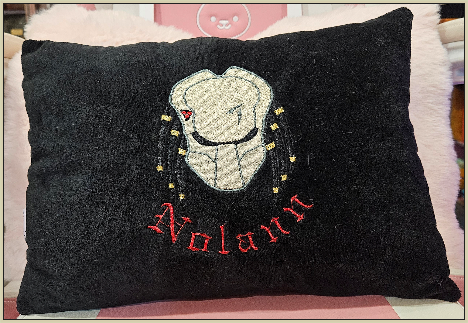 🛡️ Coussin Predator – Esprit cinéma & douceur contrastée