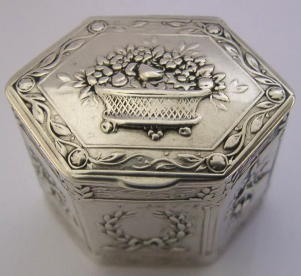 GERMAN HANAU SOLID SILVER SNUFF PEPPERMINT PILL BOX c1890 ANTIQUE