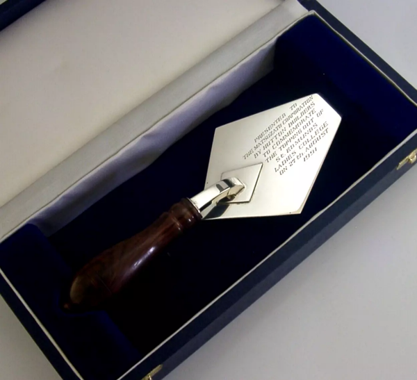 CASED ENGLISH STERLING SILVER ST EDMUNDS LADIES COLLEGE TROWEL 1991 125g