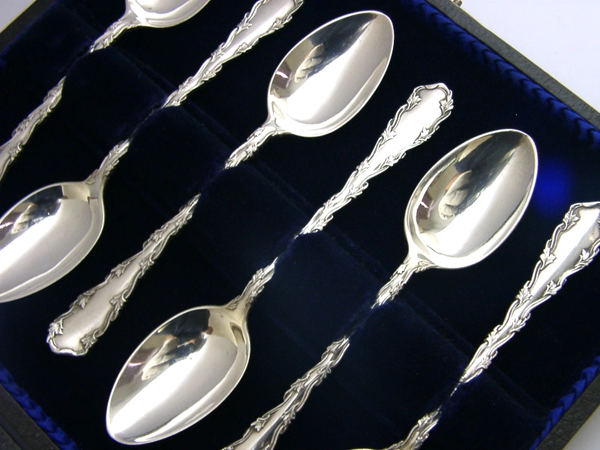 BEAUTIFUL CASED ENGLISH ANTIQUE STERLING SILVER SPOONS 1908 ART NOUVEAU 78g