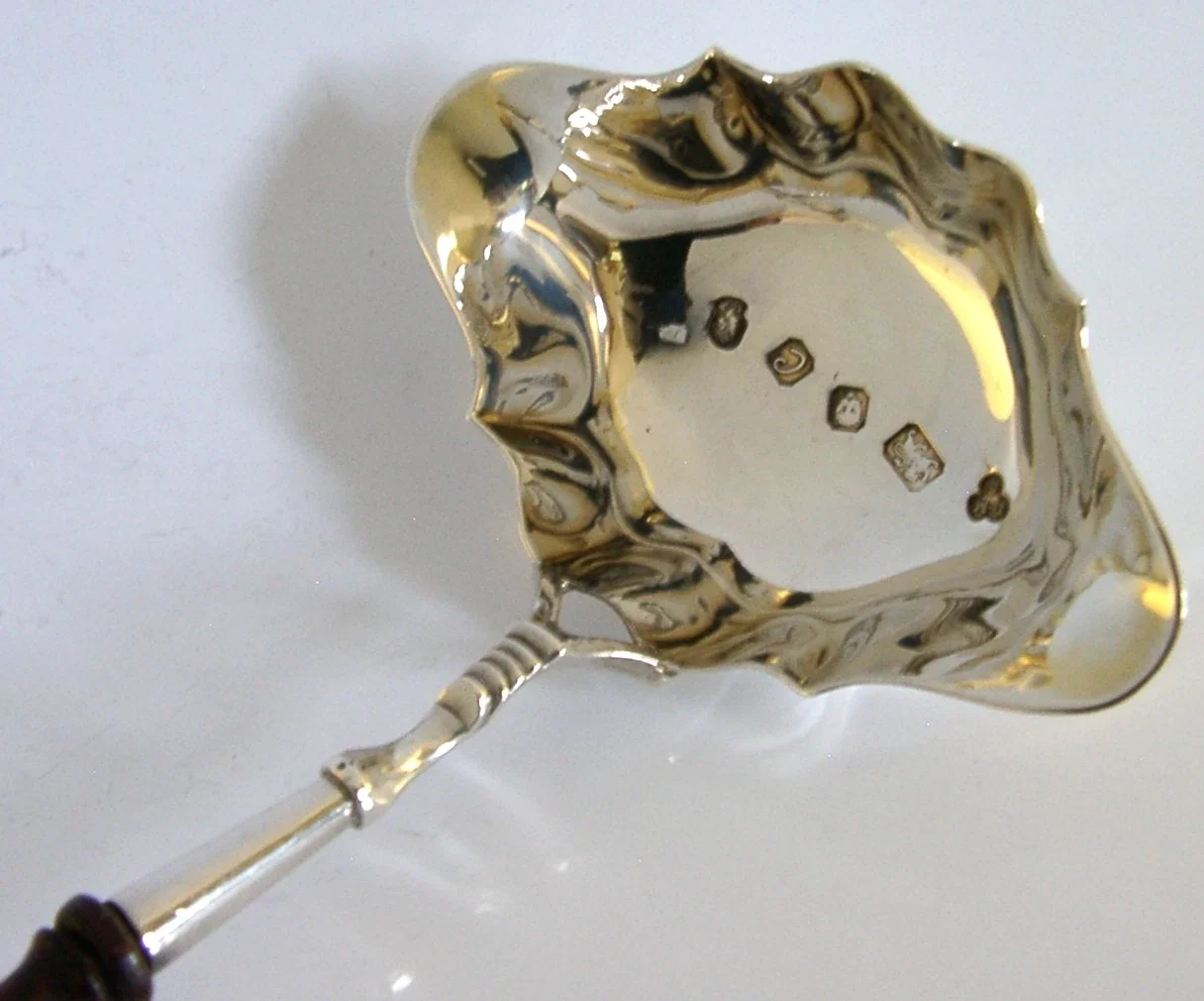 LARGE ENGLISH SOLID STERLING SILVER WOODEN HANDLED PUNCH LADLE 1977 BARWARE