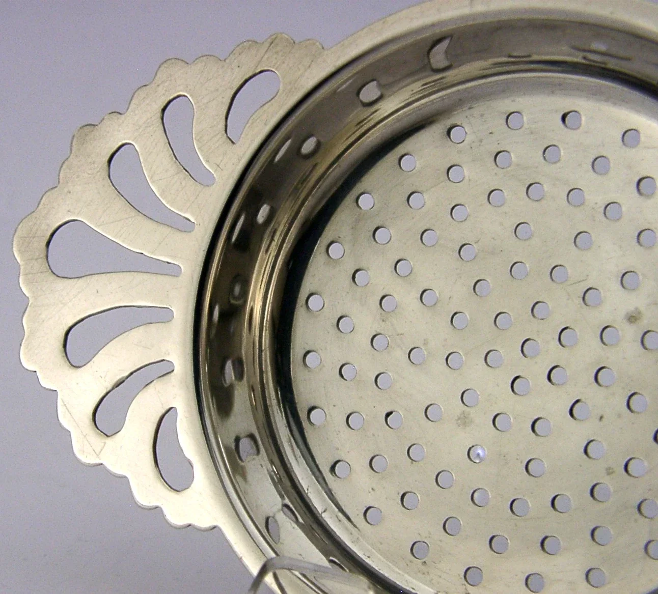 ENGLISH SOLID STERLING SILVER TEA STRAINER 1970 37g