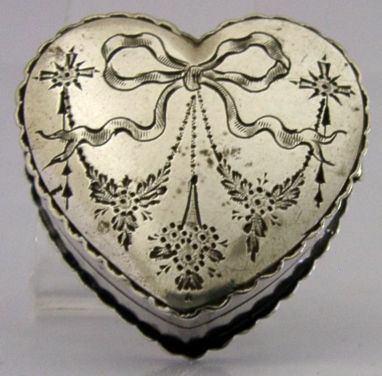 PRETTY ENGLISH STERLING SILVER LOVE HEART BOX 1913 ANTIQUE