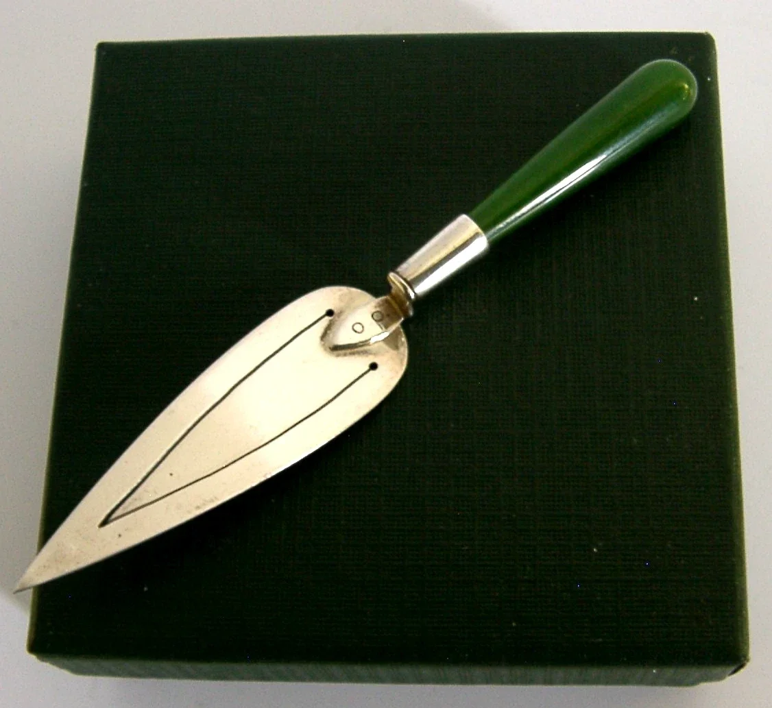 ENGLISH STERLING SILVER NEW ZEALAND JADE BOOKMARK PAGE MARKER c1980 BOXED
