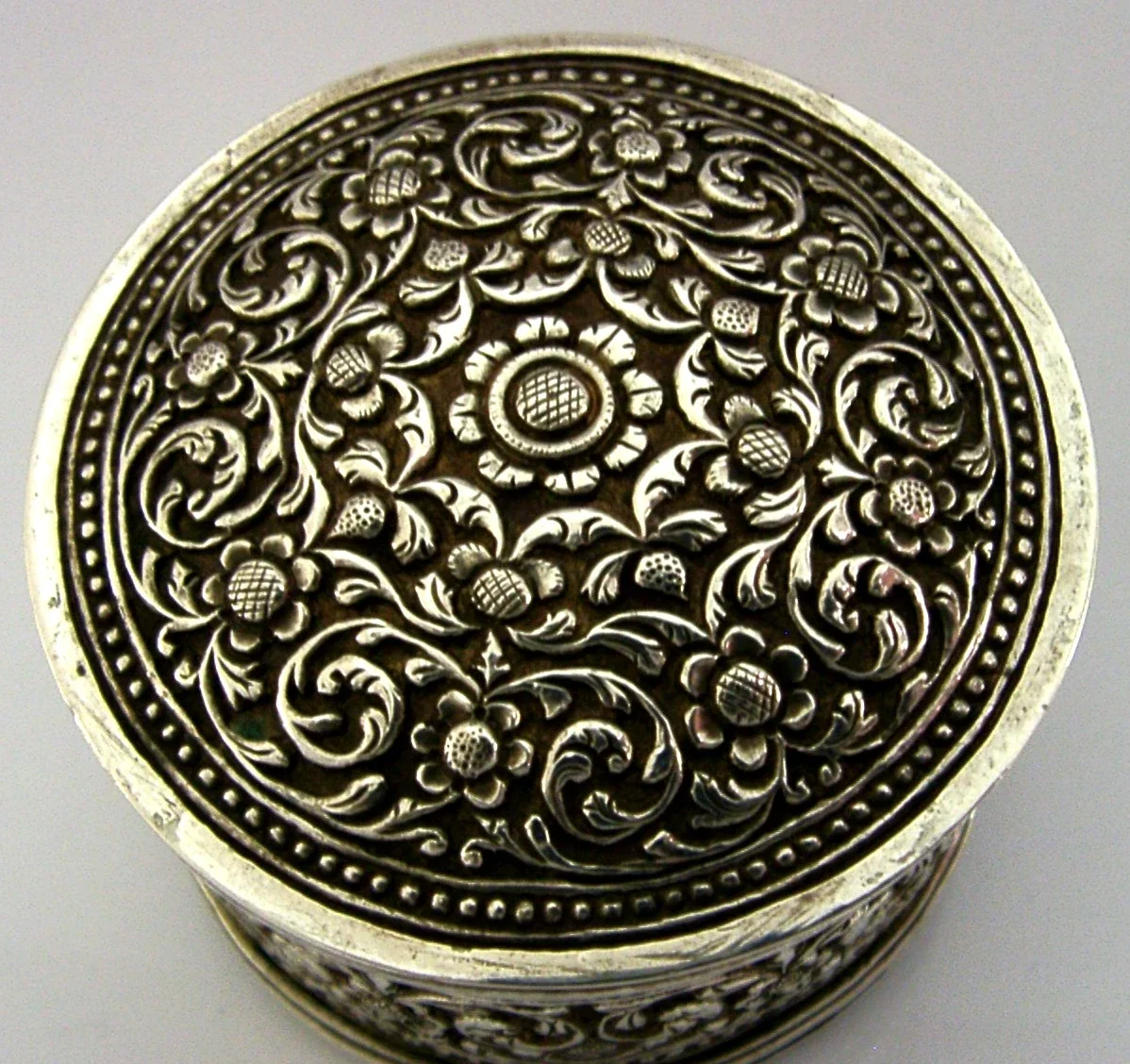 STUNNING 100g INDIAN CEYLON SOLID SILVER TABLE BOX c1900 ANTIQUE