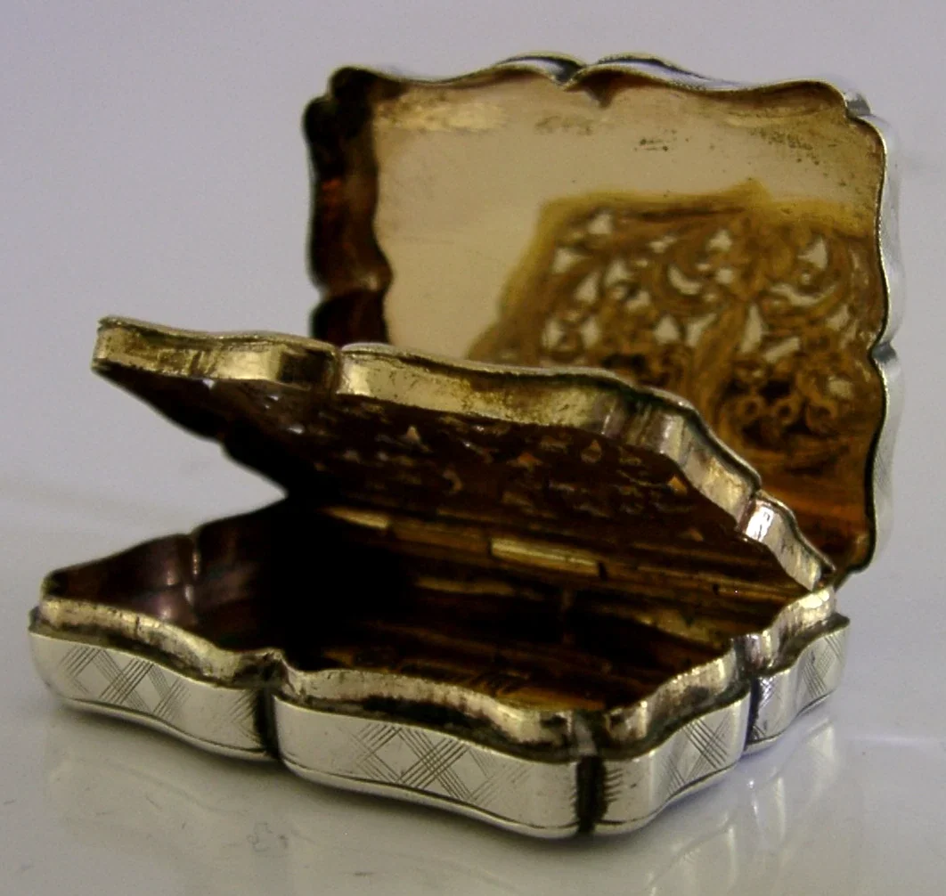 RARE OPNENING NATHANIEL MILLS VICTORIAN STERLING SILVER VINAIGRETTE BOX 1844
