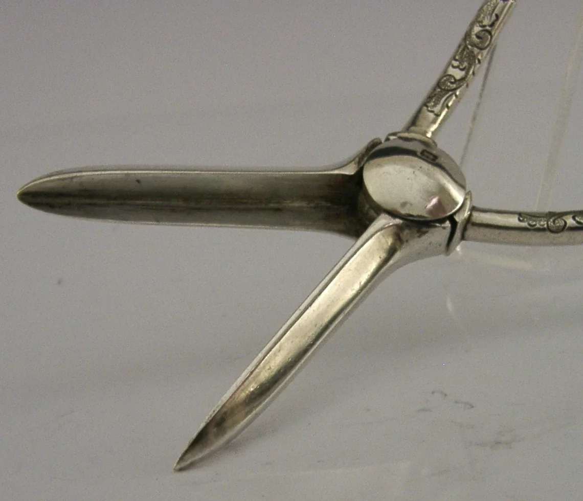 86g ENGLISH ANTIQUE SOLID STERLING SILVER GRAPE SHEARS 1912 SHEFFIELD BARWARE