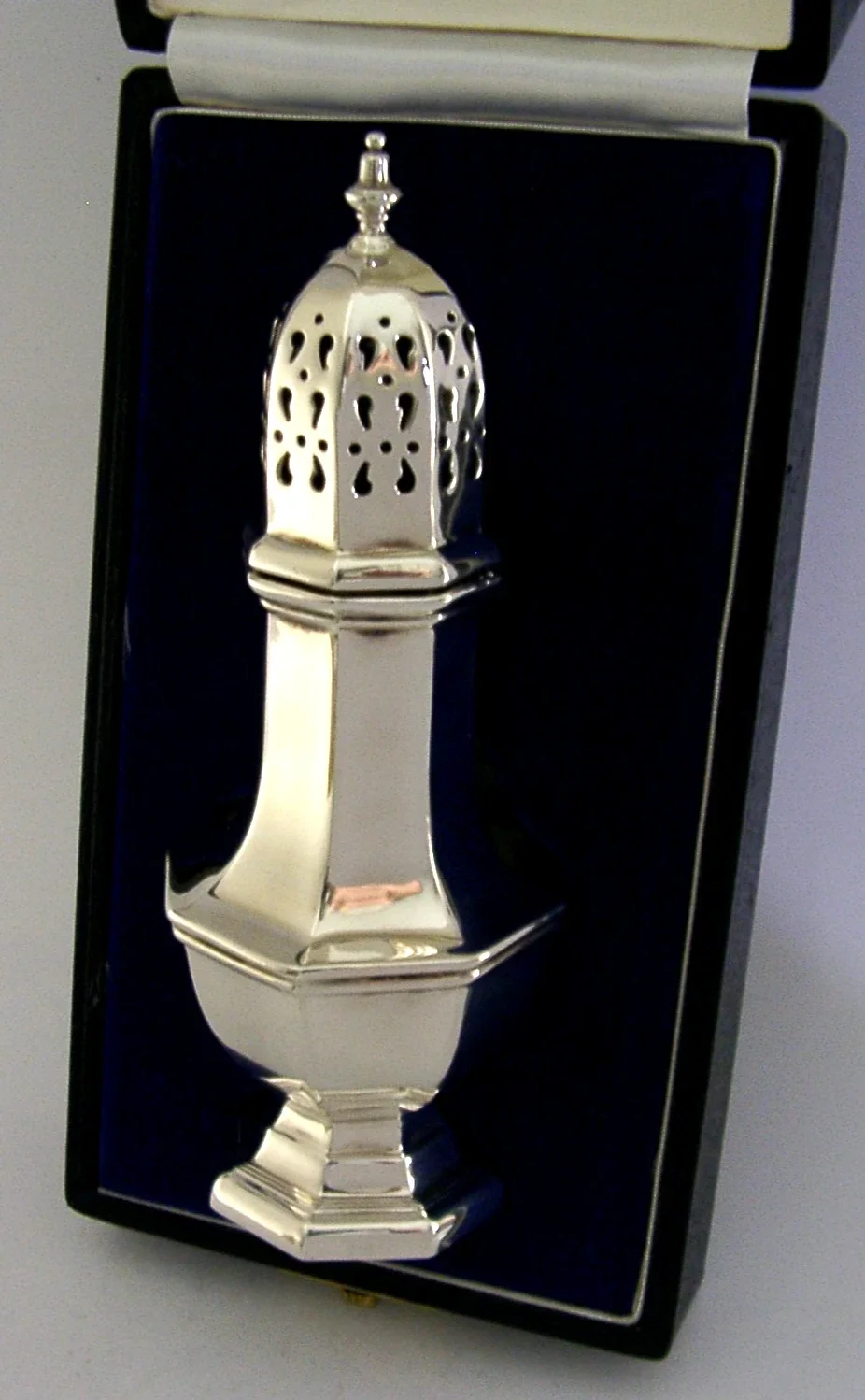 MINT CASED ENGLISH STERLING SILVER SUGAR CASTER SHAKER 1971 LONDON 140g