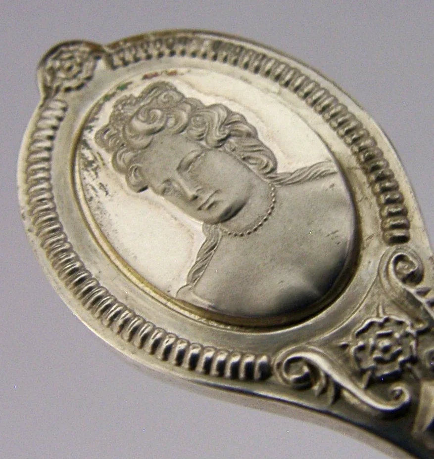 QUALITY SOLID STERLING SILVER QUEEN MARY II SPOON 1977 ROYAL 24g
