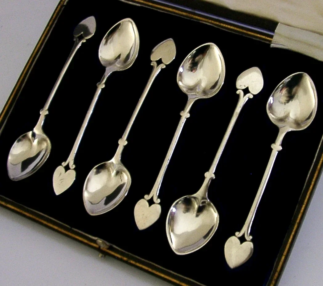 BEAUTIFUL LOVE HEART SILVER PLATED ARTS & CRAFTS SPOONS c1900 CASED ANTIQUE