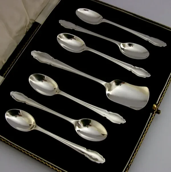 BEAUTIFUL SET of SIX STERLING SILVER SPOONS & SUGAR SCOOP 1932 CASED